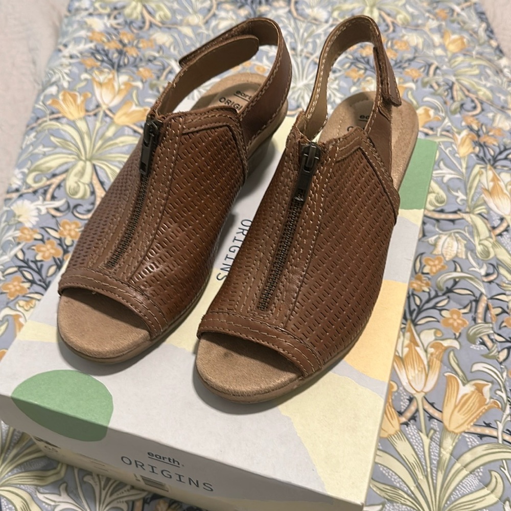 Leather Earth Origins Brown Sandals Women's size 6.5
